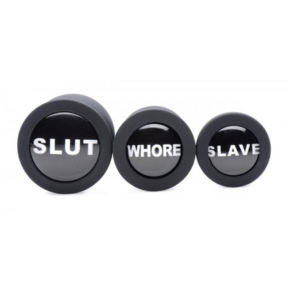 3-delige, zwarte butt plug set van Master Series. Op iedere buttplug staat 1 dirty word: 'Slave', 'Whore', & 'Slut'. Perfect voor gay mannen en te koop bij Flavourez.