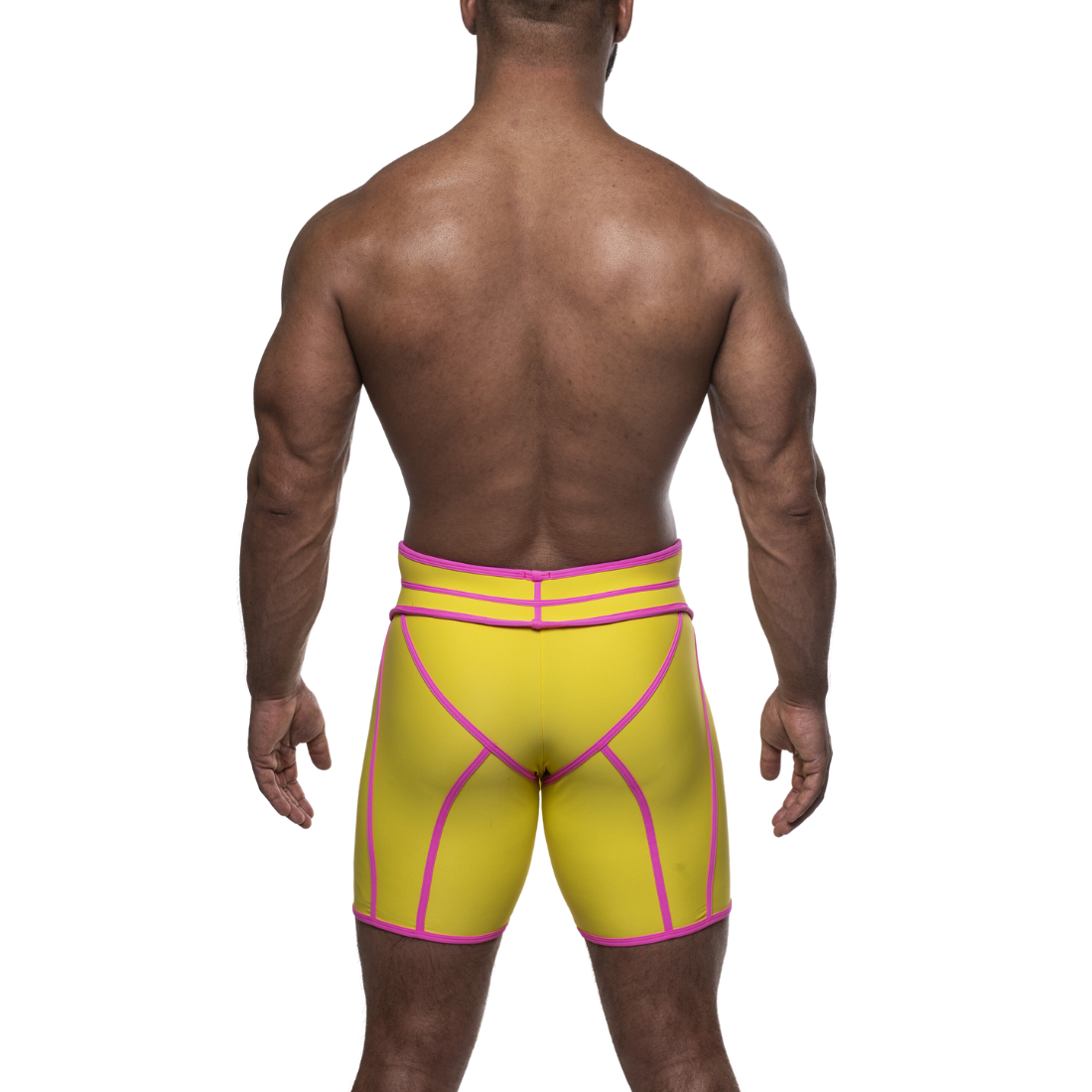 Unieke gele short met hoge tailleband en roze accenten, ontworpen door het Italiaanse modehuis Sparta’s Harness en te koop bij Flavourez.