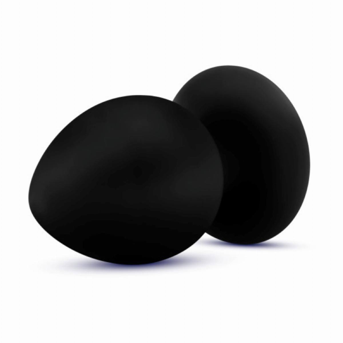 Zwarte stout butt plug met spitse punt, gemaakt van siliconen, breng je makkelijk in. De butt plug heeft het formaat medium en is van Anal Adventures. Deze butt plug is te koop bij Flavourez.