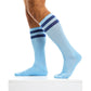 Lichtblauwe voetbalsokken met 2 donkerblauwe strepen. Stijlvolle sokken voor dagelijks gebruik. Beschikbaar bij Flavourez