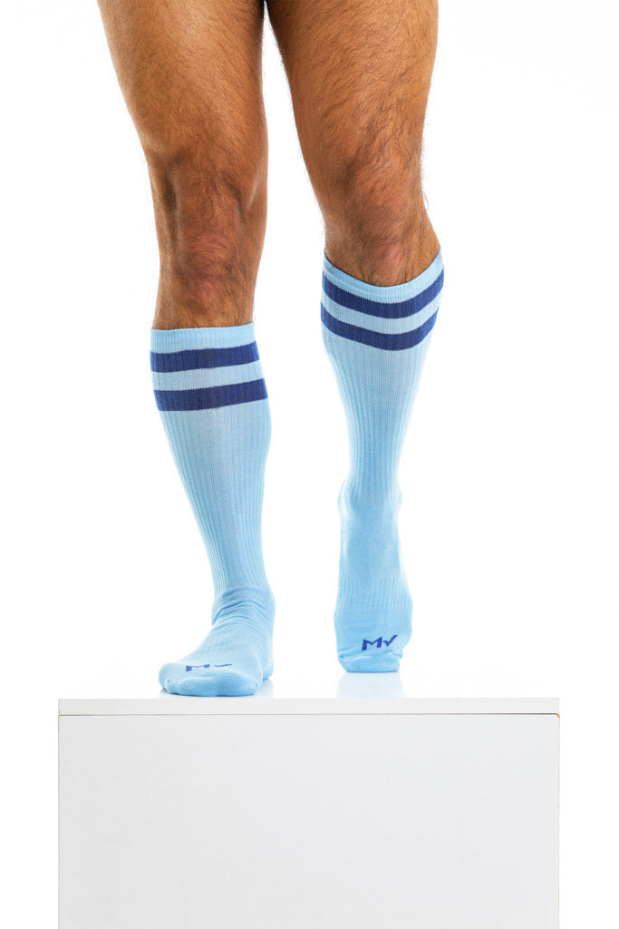 Lichtblauwe voetbalsokken met 2 donkerblauwe strepen. Stijlvolle sokken voor dagelijks gebruik. Beschikbaar bij Flavourez