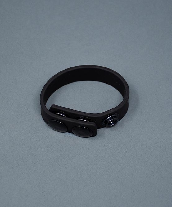 Zwarte verstelbare Snap Cock Ring van Andrew Christian en te koop bij Flavourez.