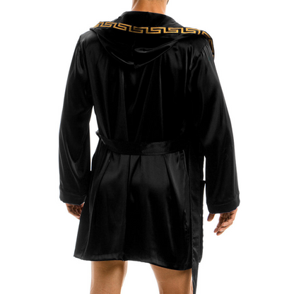 Luxe zwarte heren badjas met meanderpatroon, ontworpen door het Griekse modehuis Modus Vivendi en te koop bij Flavourez.