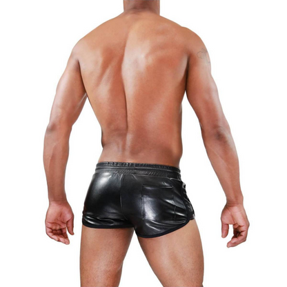 Extra korte zwarte vegan ‘leather look’ short.  Ontworpen door Tof Paris. Perfect voor gay mannen en te koop bij Flavourez.