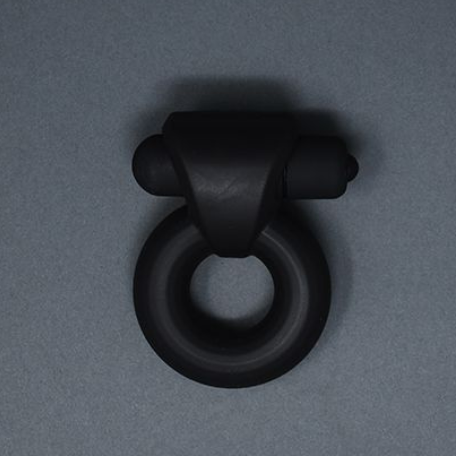 Zwarte, vibrerende anti-rol cock ring ontworpen door Andrew Christian voor gay mannen en te koop bij Flavourez.