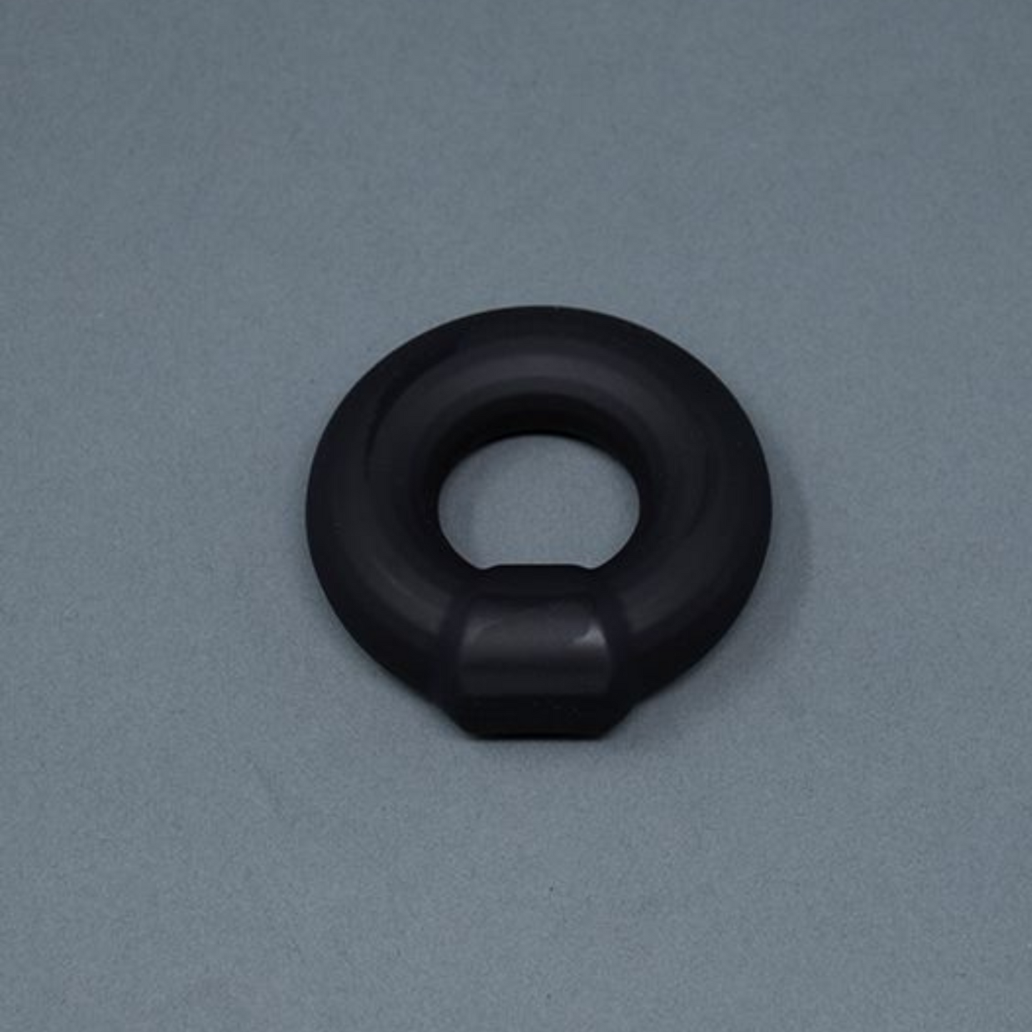 Zwarte anti-rol cock ring ontworpen door Andrew Christian en te koop bij Flavourez.