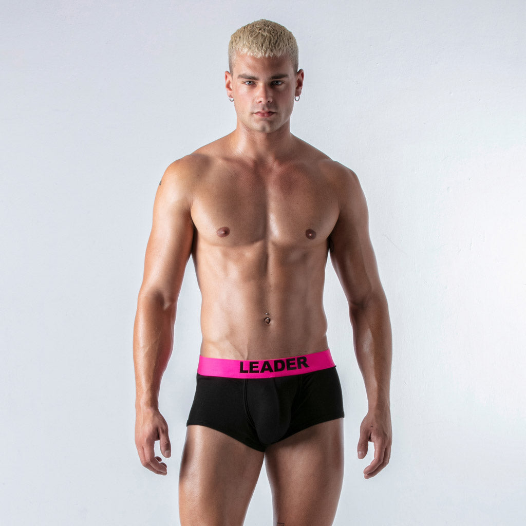 Zwarte boxer met neon roze tailleband van Leader. Het perfecte kledingstuk voor een gay party of cruise bar. Beschikbaar bij Flavourez