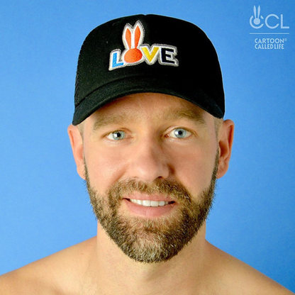 Zwarte truckers cap met 'Love' logo van het merk Cartoon Called Life. Producten van Cartoon Called Life zijn te koop bij Flavourez.