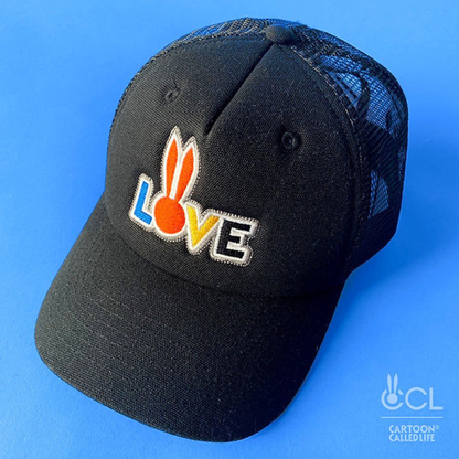 Zwarte truckers cap met 'Love' logo van het merk Cartoon Called Life. Producten van Cartoon Called Life zijn te koop bij Flavourez.